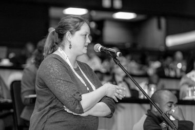 Güney Afrika 'nın Johannesburg kentinde sağlık çalışanlarının HIV konferansındaki delegelerin gri tonlu görüntüsü