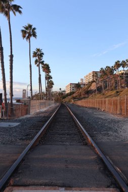 Günbatımında tren raylarında dikey bir manzara San Clemente, California, ABD 'yi kazanıyor.