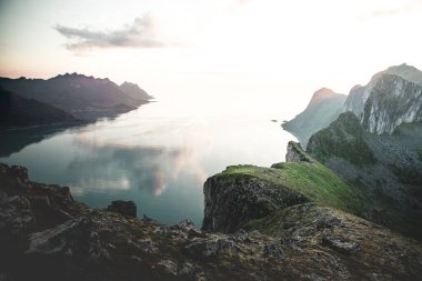 Doğayı yansıtan bir dağ gölü.