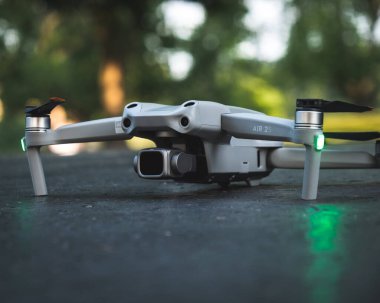 Dji Air 2 'nin yakın çekimi yere yakın.