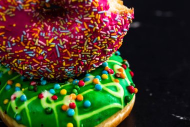 Siyah arka planda izole edilmiş jöleli çörekler.