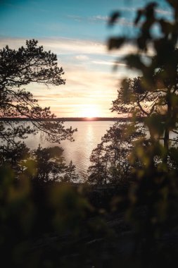 Helsinki yakınlarındaki Kirkkonummi, Porkkalanniemi 'de gün batımının dikey çekimi