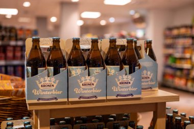Dortmund, Almanya 'da bir süpermarkette bir paket Kronen Winterbier içiyor.