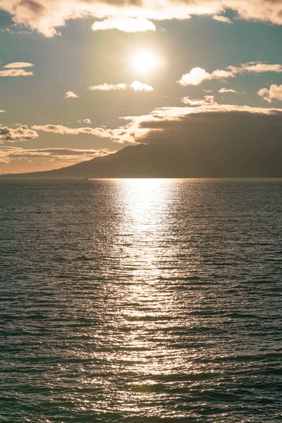 Uma Vista Panorâmica Luz Solar Refletindo Sobre Água Mar Pôr — Fotografia de Stock