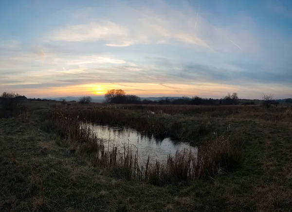 Ein Schöner Heller Sonnenuntergang Über Einem Feld Mit Einem See — Stockfoto