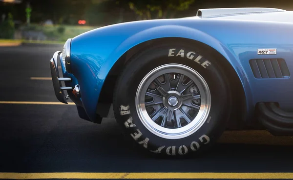 街上一辆蓝色复古汽车的特写镜头 — 图库照片