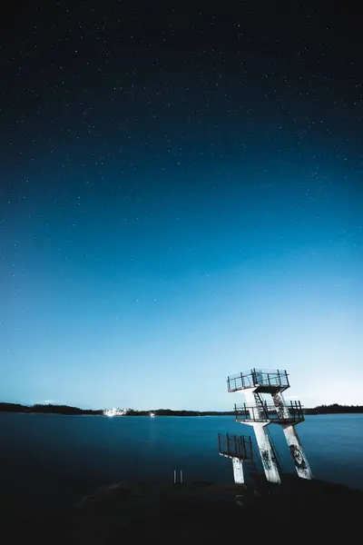 Tiro Vertical Vista Misteriosa Céu Estrelado Noite Sobre Mar — Fotografia de Stock