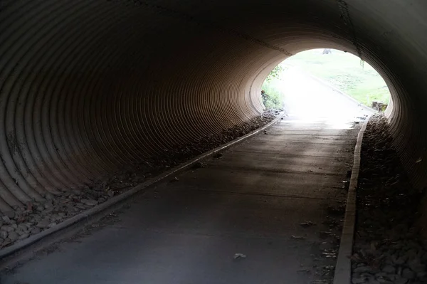 自然景観につながるトンネル — ストック写真