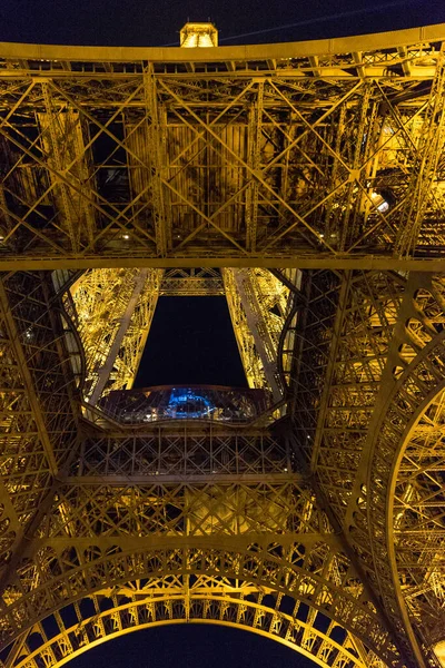 Vista Nocturna Vertical Ángulo Bajo Torre Eiffel Desde Los Jardines — Foto de Stock