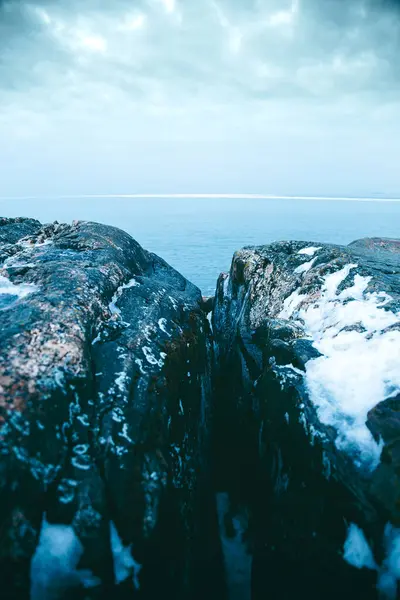 在晴朗的天空下拍出美丽的海景 — 图库照片