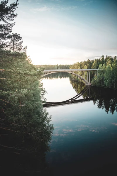 一条反映桥上的桥和周围自然的河流 — 图库照片