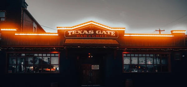 Texas Gate Bar Grill Borostyánsárga Színű Világítással Körvonalazza Épületet — Stock Fotó