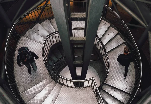 Вид Сверху Людей Спускающихся Спиральной Лестнице — стоковое фото