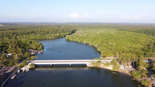 湖の上の橋の空中ビュー — ストック写真
