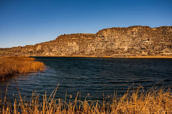 Una Vista Lago Montañas Bajo Cielo Azul — Foto de Stock