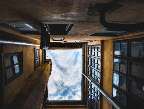 Eine Flache Aufnahme Von Glasfenstern Einem Alten Gebäude Unter Einem — Stockfoto