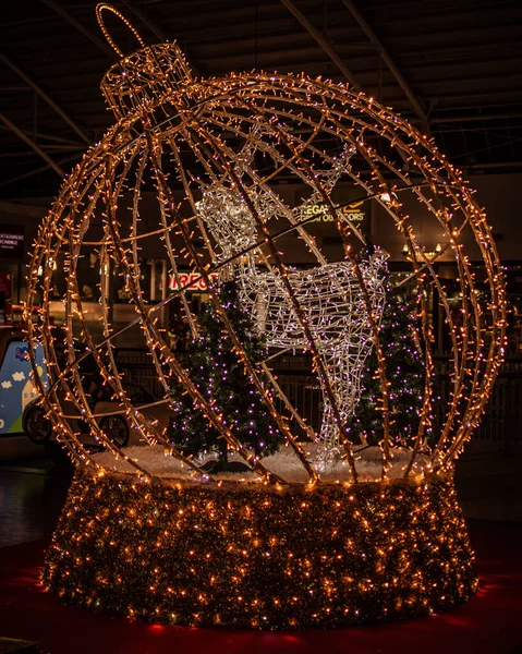 Disparo Vertical Ciervo Iluminado Dentro Una Decoración Bolas Navidad Aire — Foto de Stock