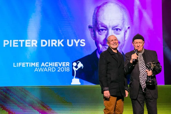 Pieter Dirk Uys Recibiendo Premio Trayectoria Leyenda Musical Johnny Clegg — Foto de Stock