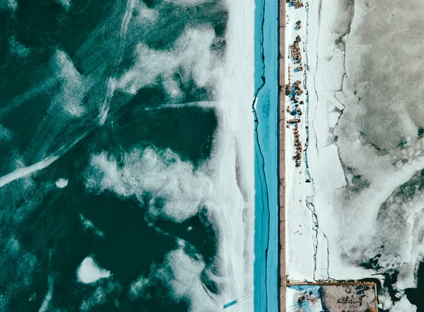 一个冰冻的湖泊和海港的特写镜头 — 图库照片