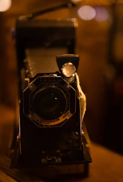 在模糊温暖的背景下垂直拍摄的老式相机 — 图库照片
