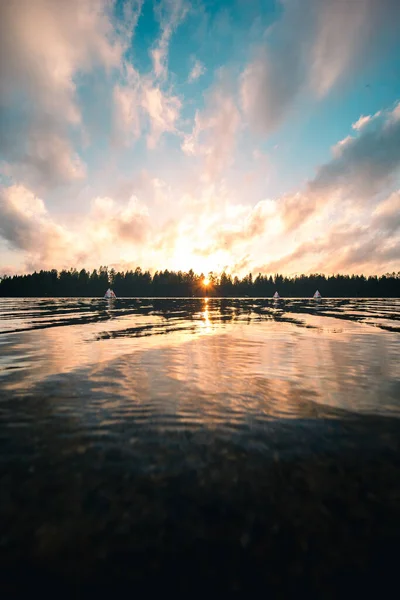 Вертикальный Снимок Красивого Пейзажа Закатом Над Озером — стоковое фото