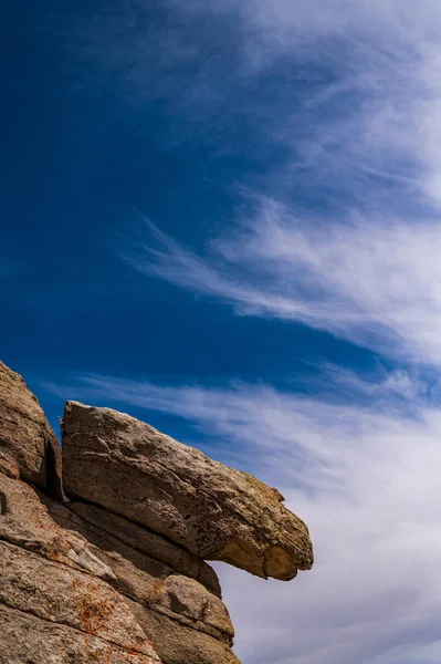 青空の下で晴れた日の岩の美しい景色 — ストック写真