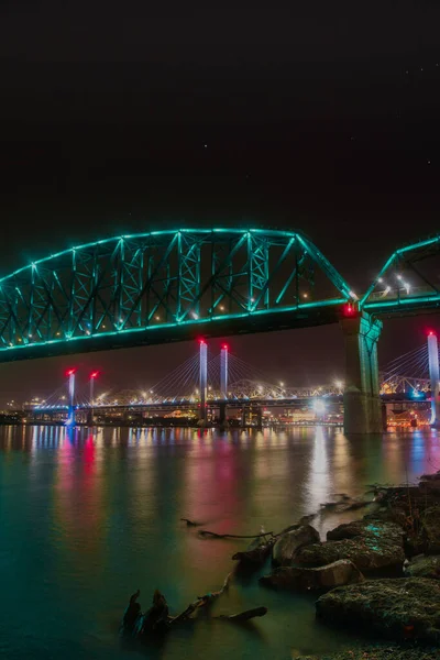 夜晚在河上的一座桥的竖向拍摄 — 图库照片