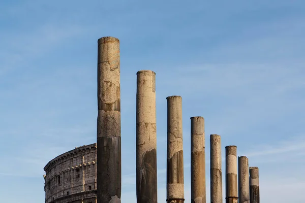 Los Famosos Pilares Del Coliseo Roma Italia Bajo Cielo Despejado — Foto de Stock