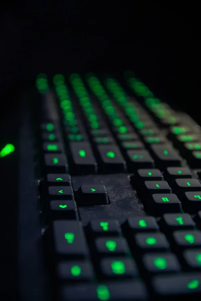 Plano Vertical Teclado Con Luces Verdes Oscuridad —  Fotos de Stock