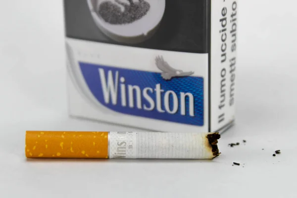 Gros Plan Paquet Cigarettes Winston Avec Une Cigarette Moitié Brûlée — Photo