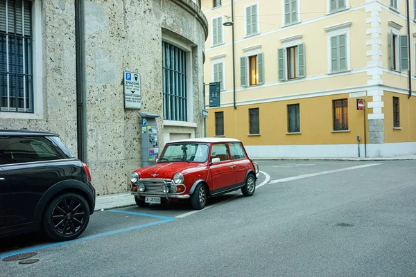 Velho Carro Mini Estacionado Rua Cremona Itália — Fotografia de Stock