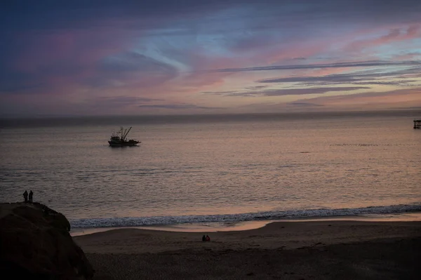 Bateau Naviguant Dans Mer Sous Ciel Rose Couchant — Photo