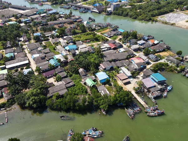 Eine Luftaufnahme Von Häusern Und Sichon River Mit Verankerten Booten — Stockfoto