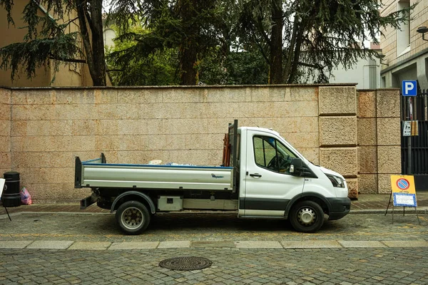 Pritschenwagen Container Einem Fiat Pickup — Stockfoto
