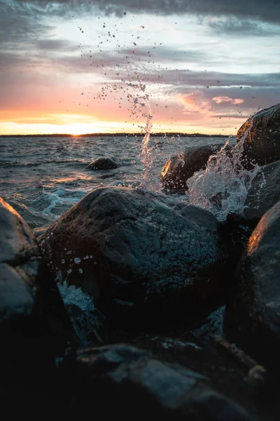 Tiro Vertical Ondas Salpicando Rochas Pelo Mar Durante Pôr Sol — Fotografia de Stock