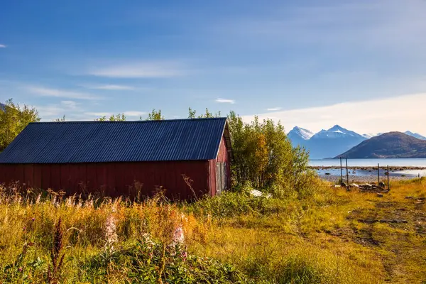 Celeiro Campo Perto Lago Troms Noruega — Fotografia de Stock