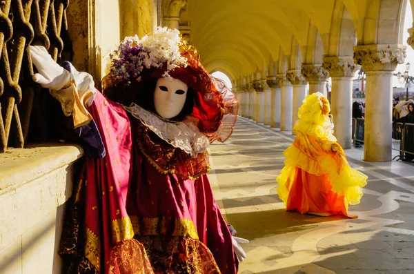意大利威尼斯狂欢节期间 一个身穿独具特色的彩色服装的人 — 图库照片