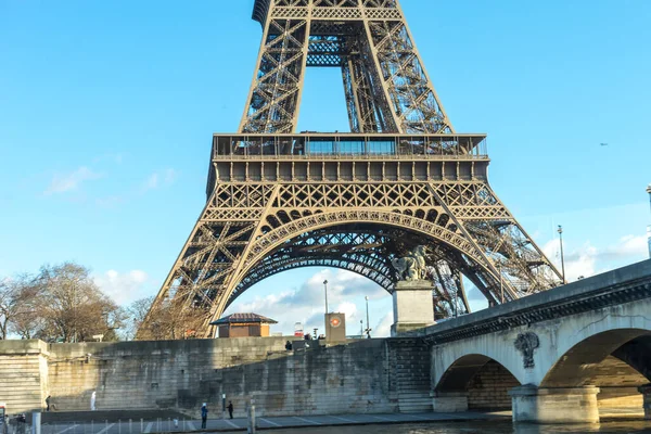 Der Eiffelturm Neben Einer Brücke Paris Frankreich — Stockfoto