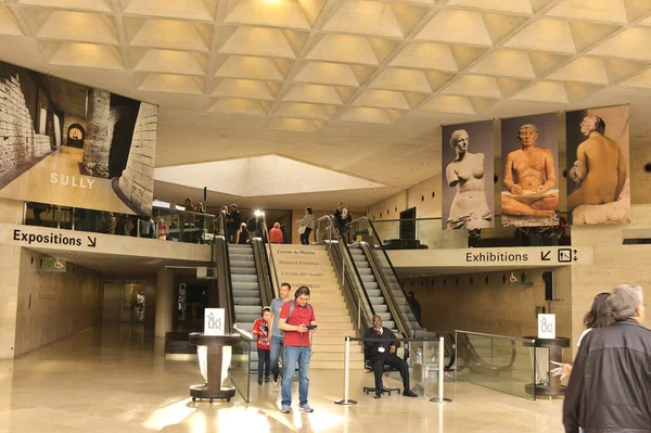 Escalator Στην Κύρια Αίθουσα Κάτω Από Την Γυάλινη Πυραμίδα Στο — Φωτογραφία Αρχείου