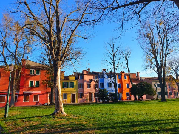 Een Lage Hoek Shot Van Kleurrijke Geschilderde Huizen Burano Eiland — Stockfoto
