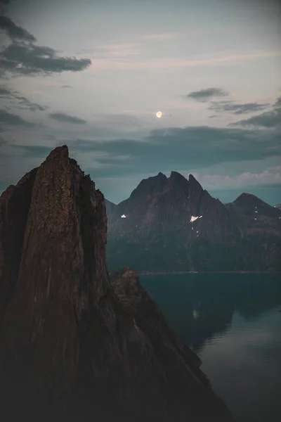 与美丽的月亮相映成趣 俯瞰挪威的世嘉山景 — 图库照片