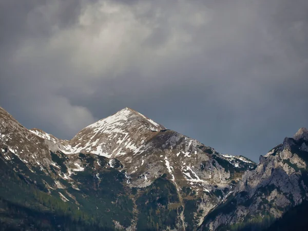 Uma Bela Vista Das Montanhas Rochosas Julian Alps Perto Lago — Fotografia de Stock