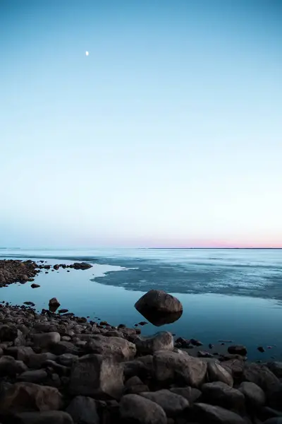 日没の間に岩の多い海岸の美しいショット — ストック写真