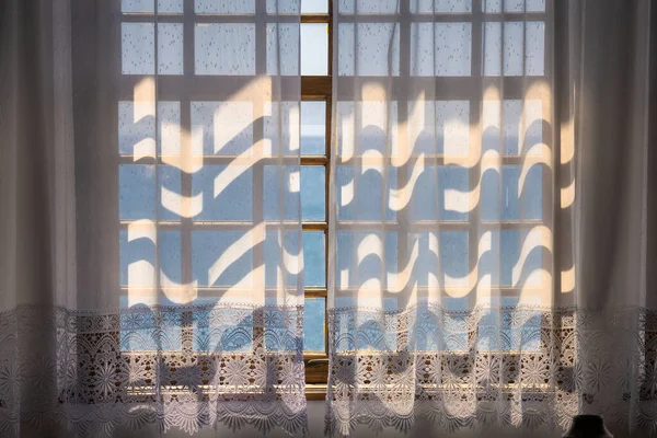 Güneş Işığı Altında Perdeleri Olan Cam Pencereler — Stok fotoğraf