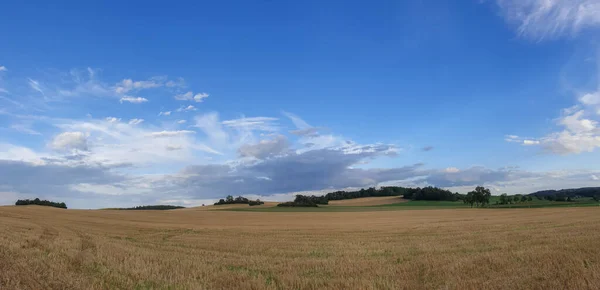 多云的天空下耕地的全景 — 图库照片