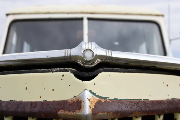 Tiro Close Uma Parte Frontal Velho Caminhão Branco Enferrujado Estacionado — Fotografia de Stock