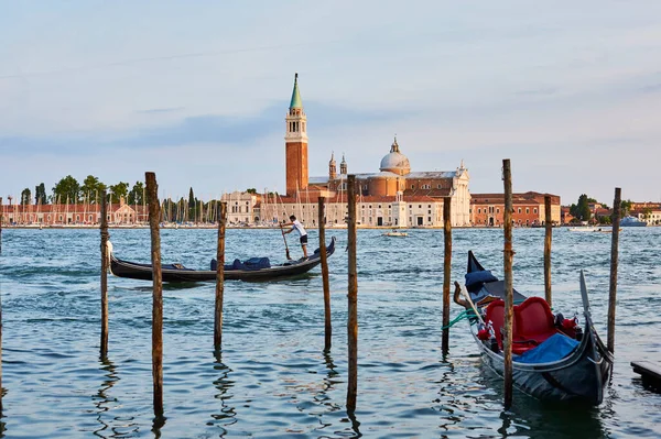 Scenic View Building Water Venice Harbor Gondolas — Stock Photo, Image