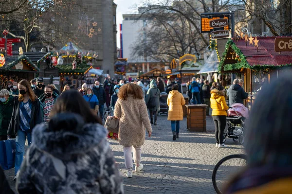 Eine Menschenmenge Flaniert Morgen Über Den Weihnachtsmarkt — Stockfoto