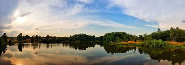 Panoramabild Lugn Sjö Med Träd Reflekteras Den Molnig Himmel Solnedgången — Stockfoto