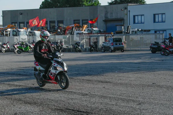 Motocyklista Noszący Kask Jeżdżący Motocyklu Podczas Zawodów — Zdjęcie stockowe